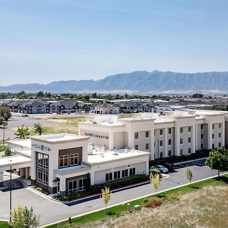 Comfort Inn & Suites Logan Near University Buitenkant foto