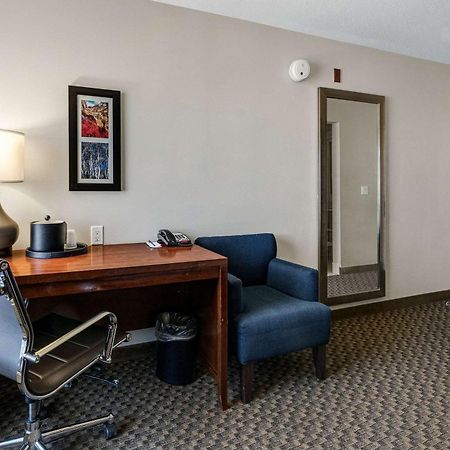 Comfort Inn & Suites Logan Near University Buitenkant foto
