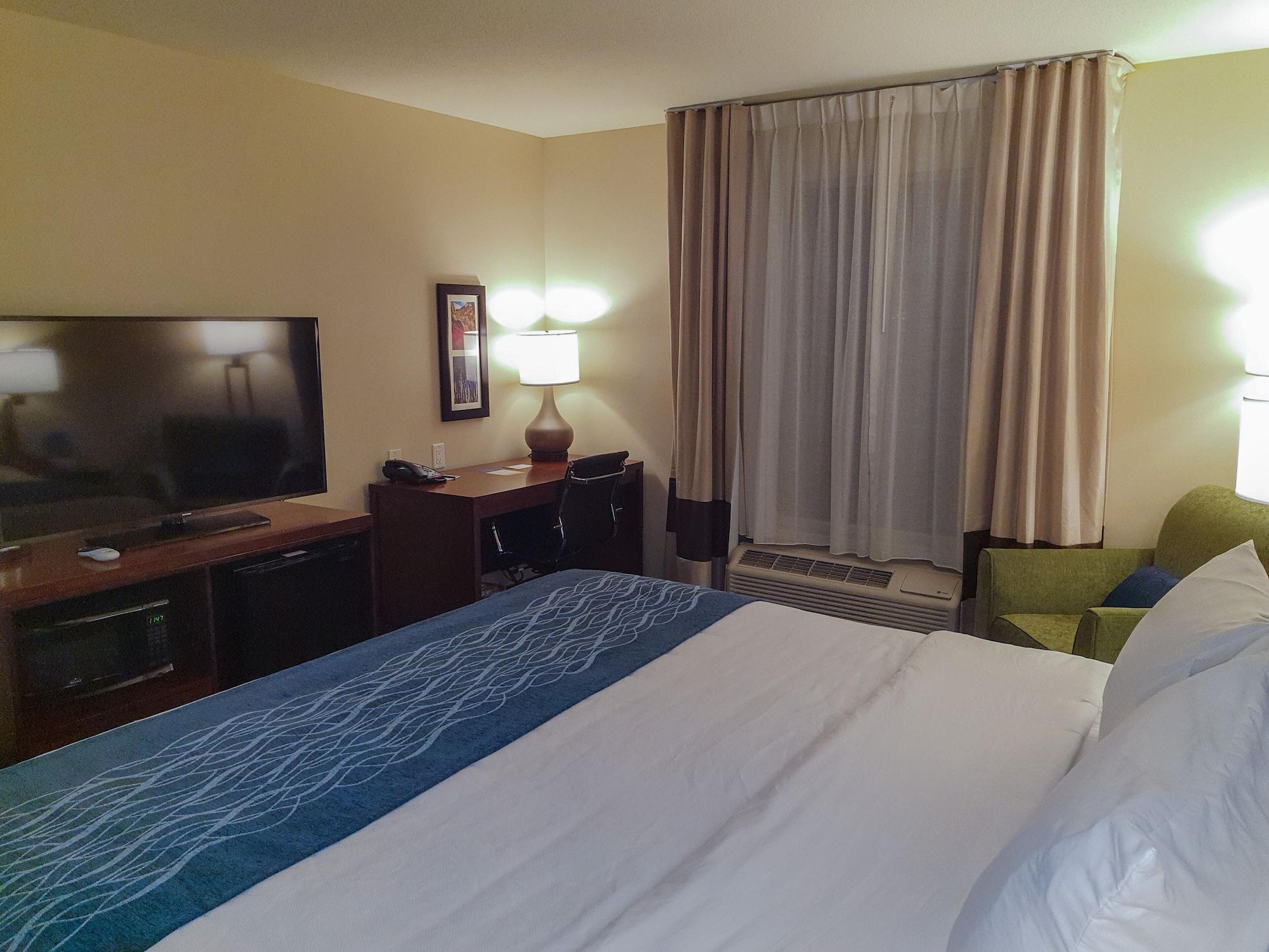 Comfort Inn & Suites Logan Near University Buitenkant foto