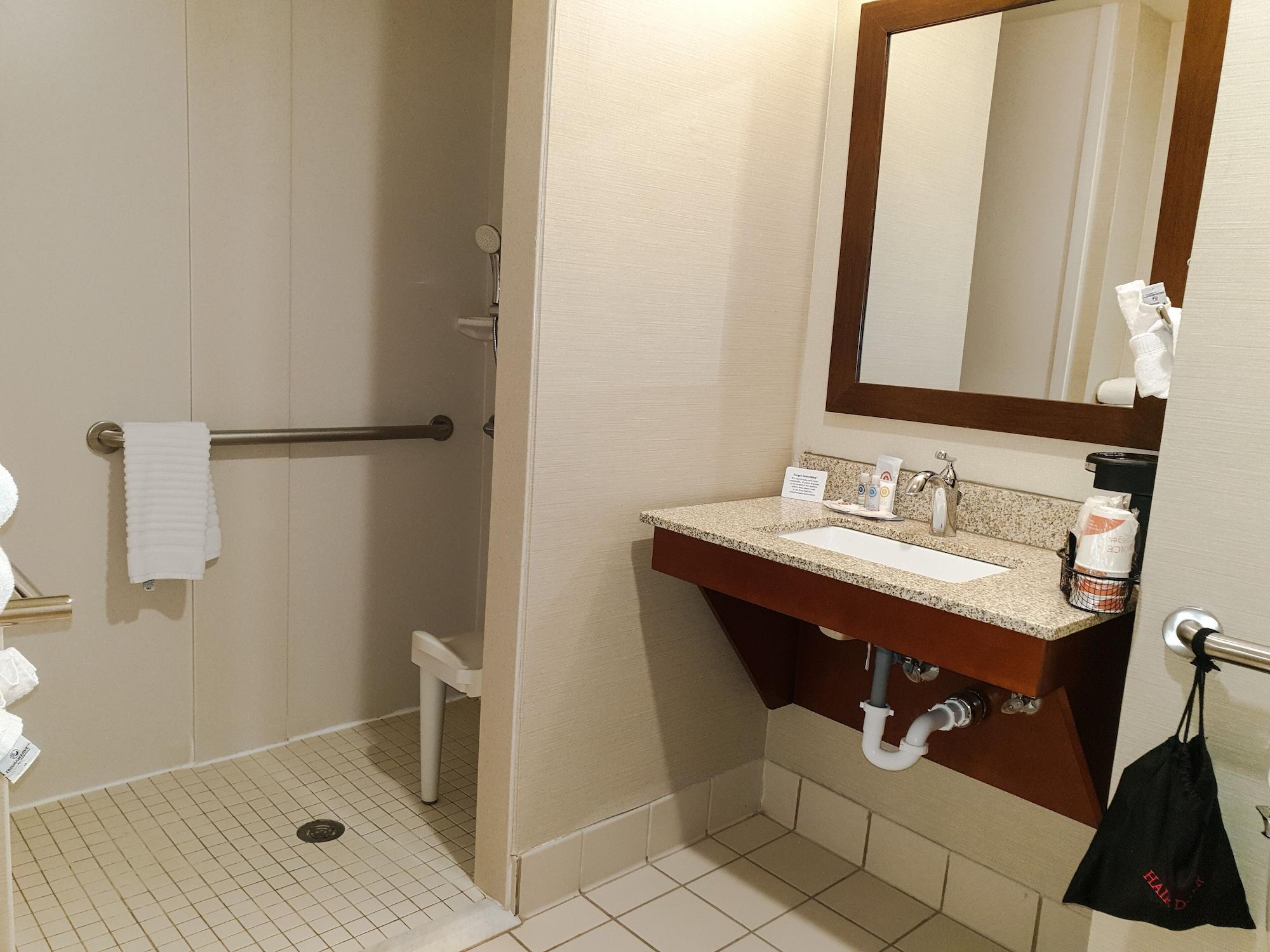Comfort Inn & Suites Logan Near University Buitenkant foto
