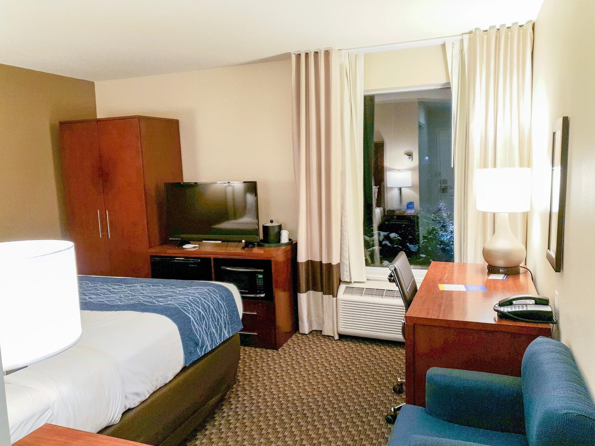 Comfort Inn & Suites Logan Near University Buitenkant foto