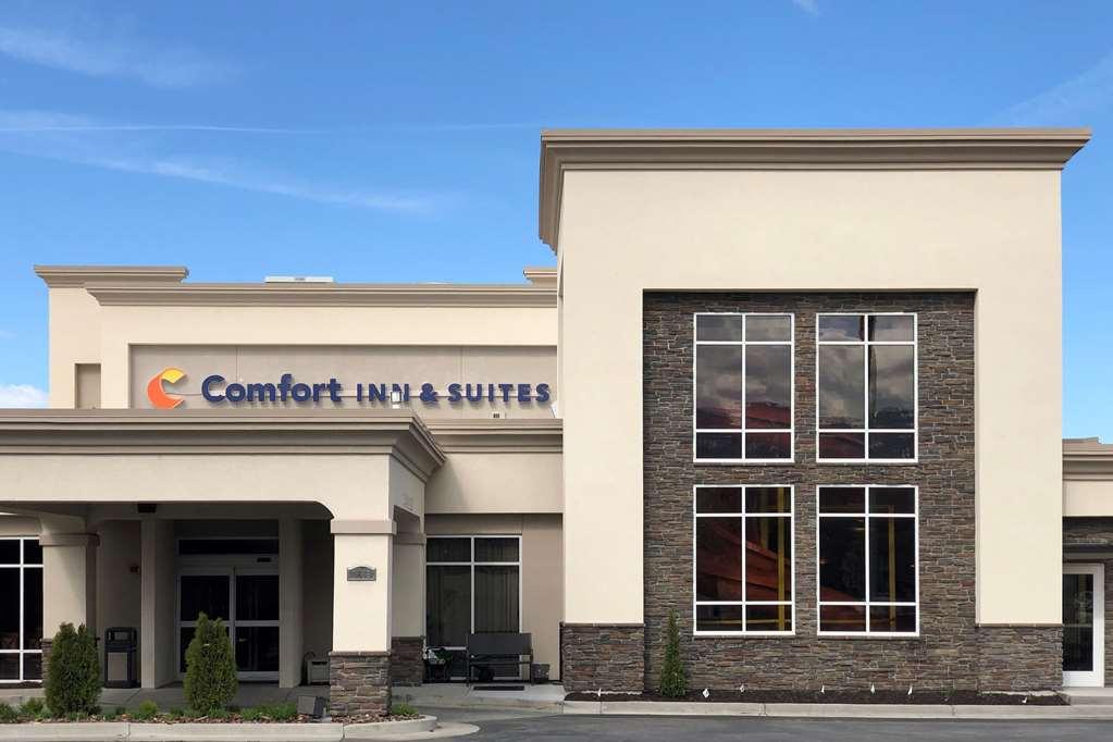 Comfort Inn & Suites Logan Near University Buitenkant foto