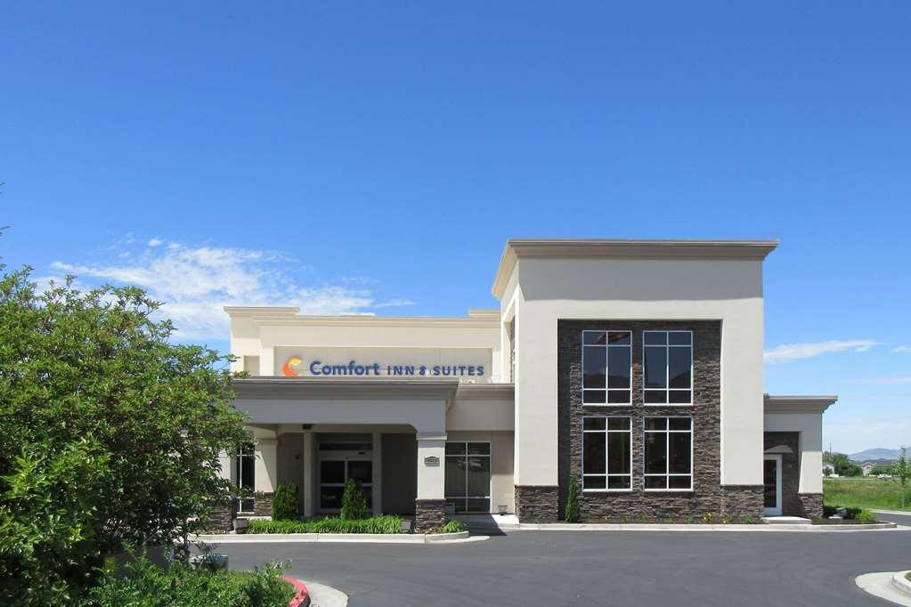 Comfort Inn & Suites Logan Near University Buitenkant foto