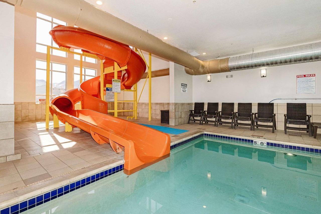 Comfort Inn & Suites Logan Near University Buitenkant foto