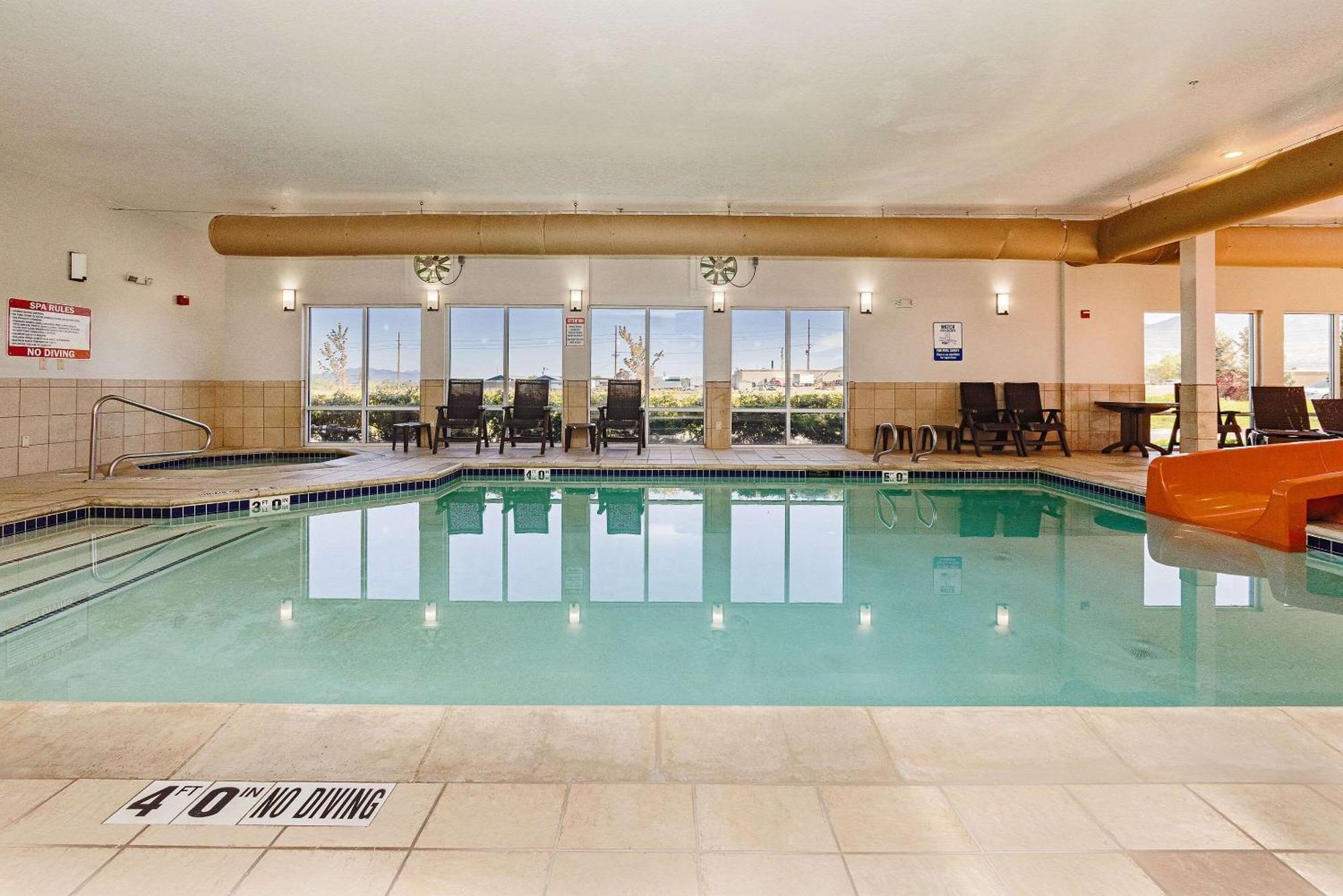 Comfort Inn & Suites Logan Near University Buitenkant foto