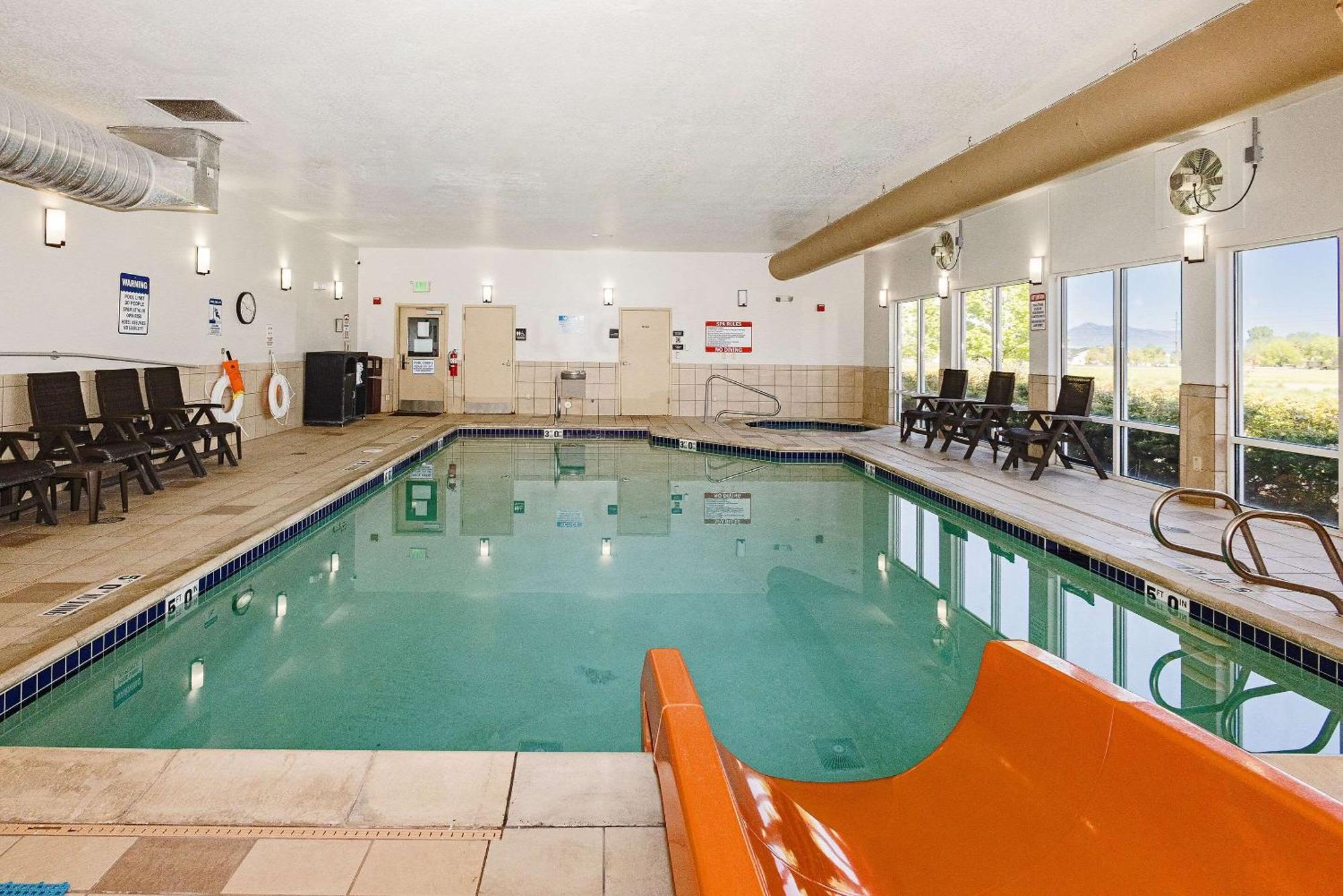 Comfort Inn & Suites Logan Near University Buitenkant foto