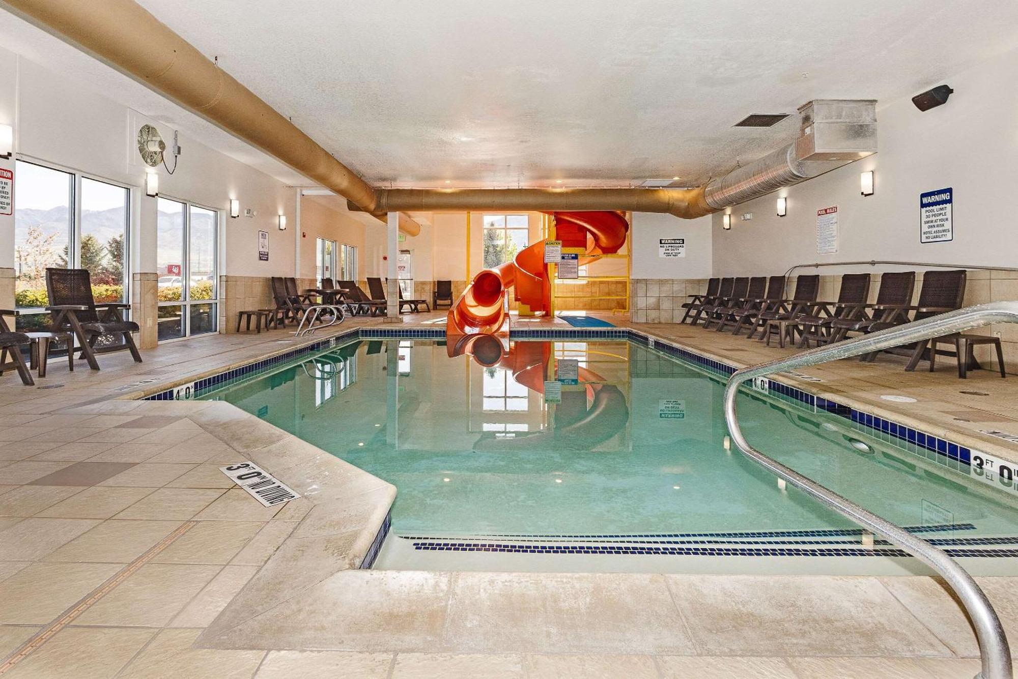 Comfort Inn & Suites Logan Near University Buitenkant foto