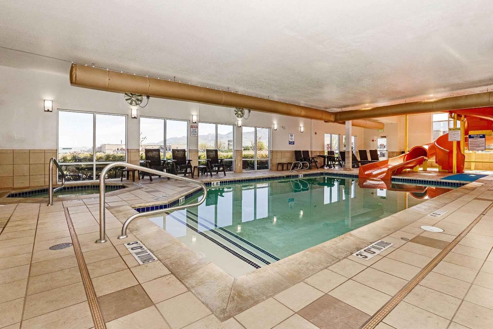 Comfort Inn & Suites Logan Near University Buitenkant foto