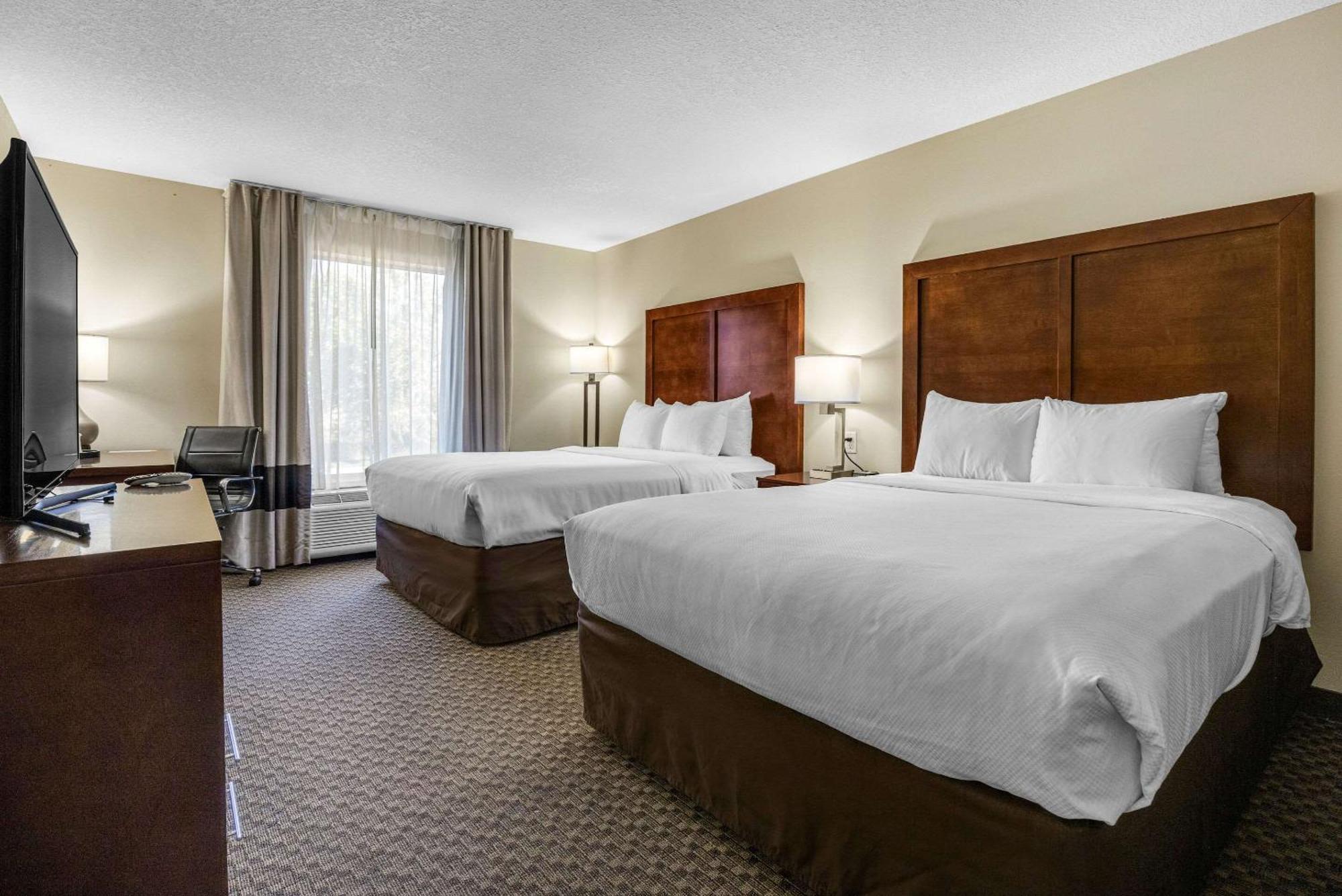 Comfort Inn & Suites Logan Near University Buitenkant foto