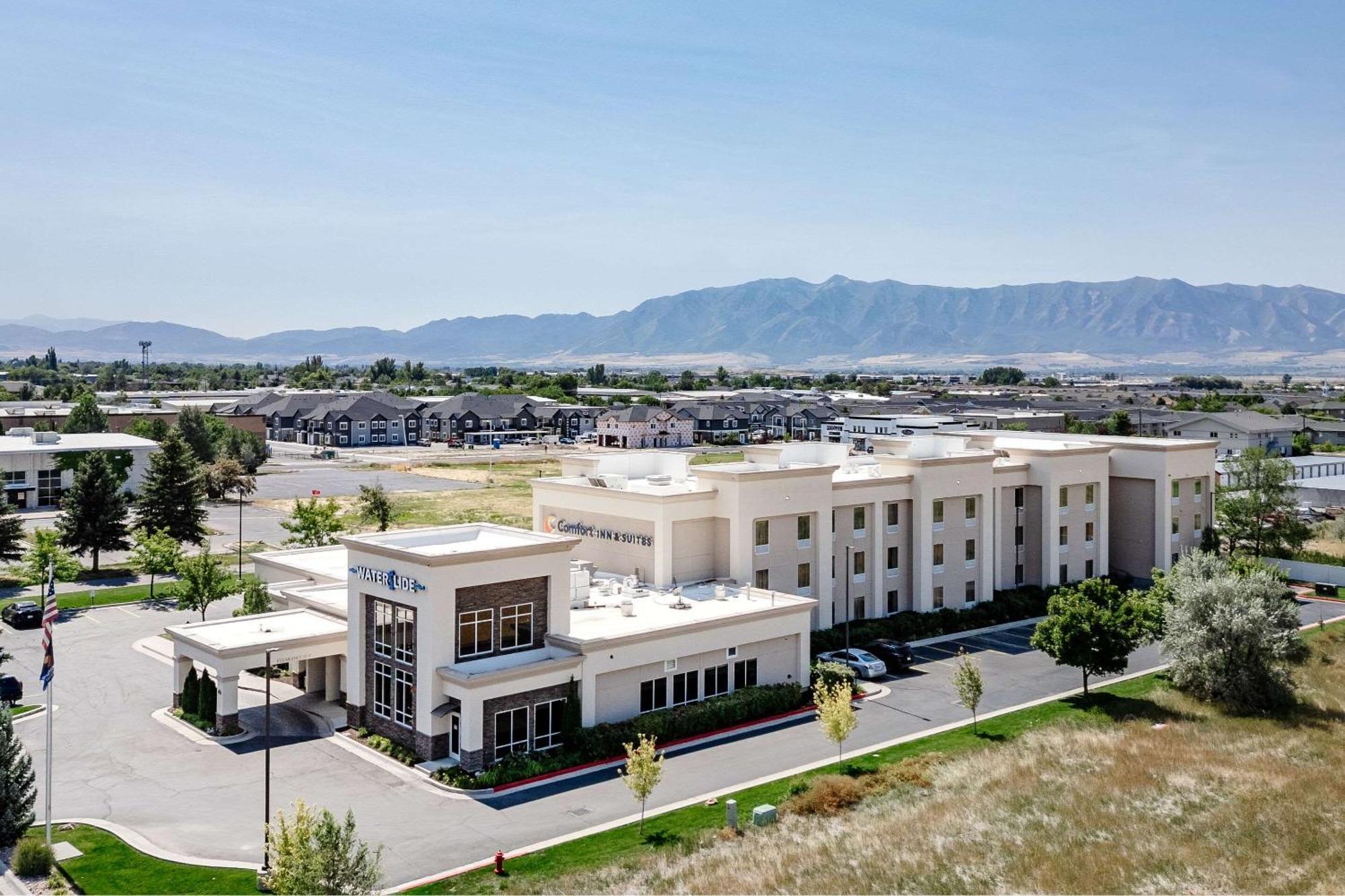 Comfort Inn & Suites Logan Near University Buitenkant foto