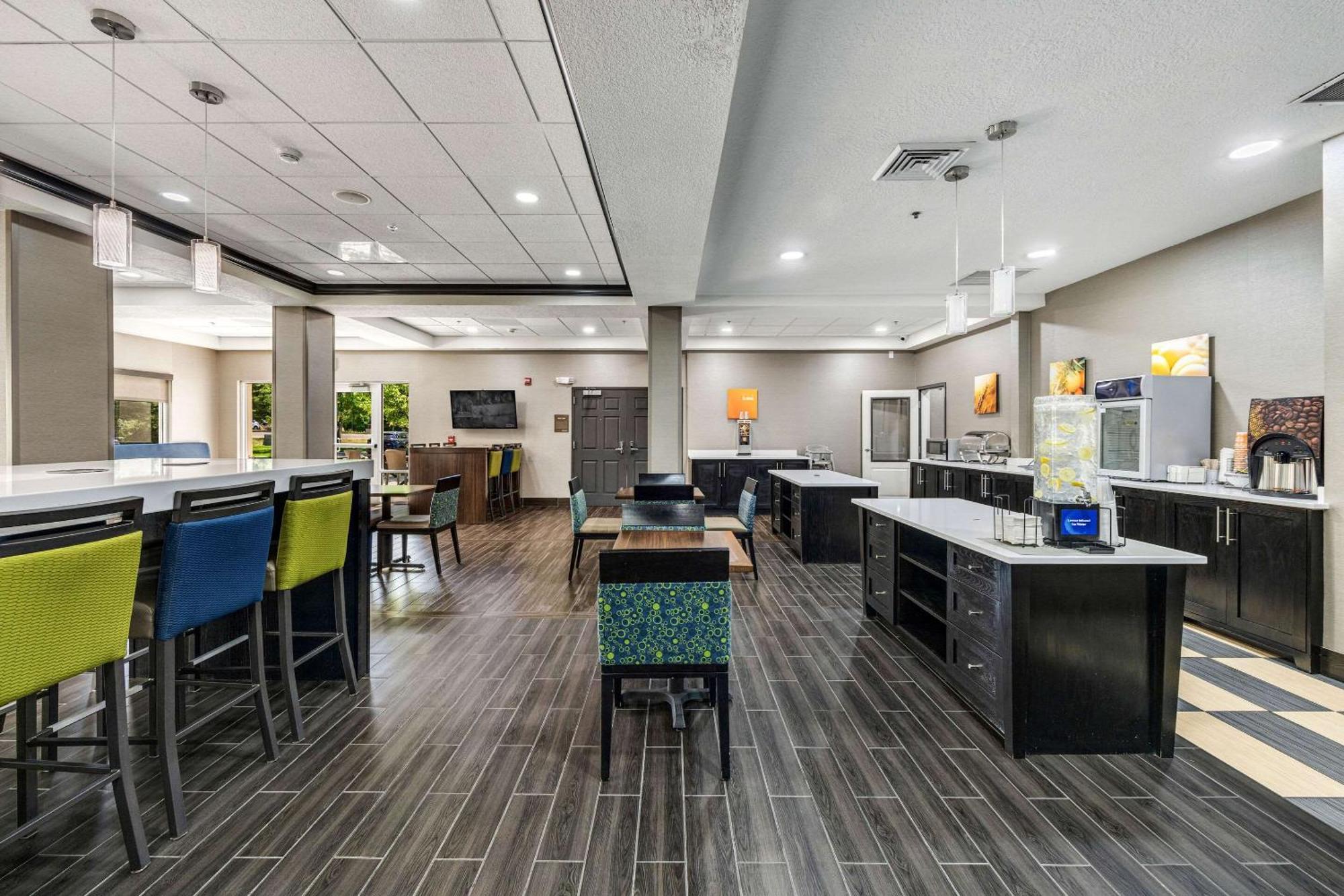 Comfort Inn & Suites Logan Near University Buitenkant foto
