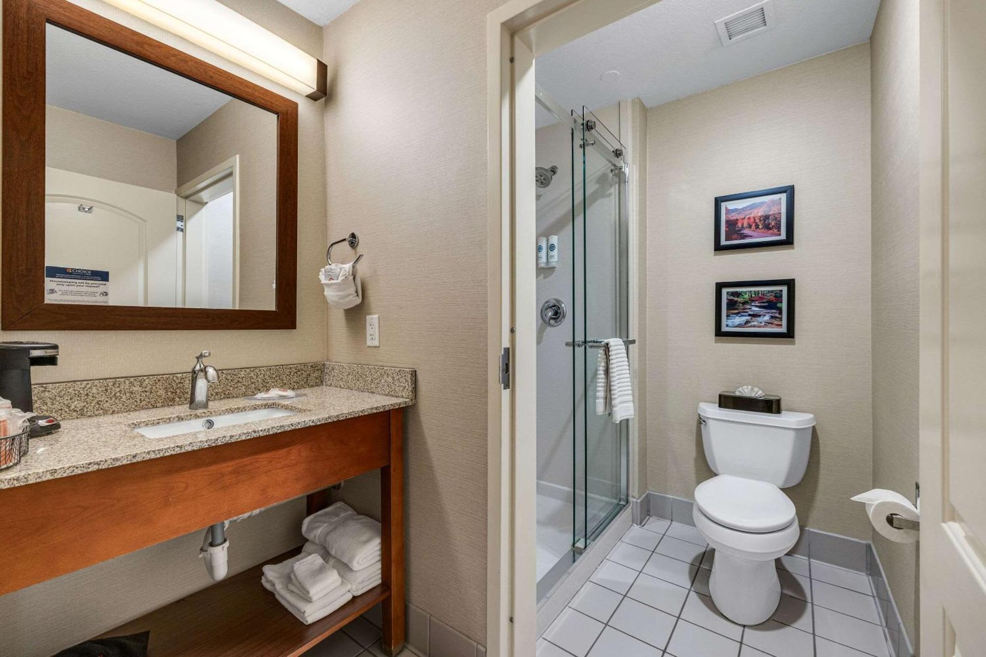Comfort Inn & Suites Logan Near University Buitenkant foto