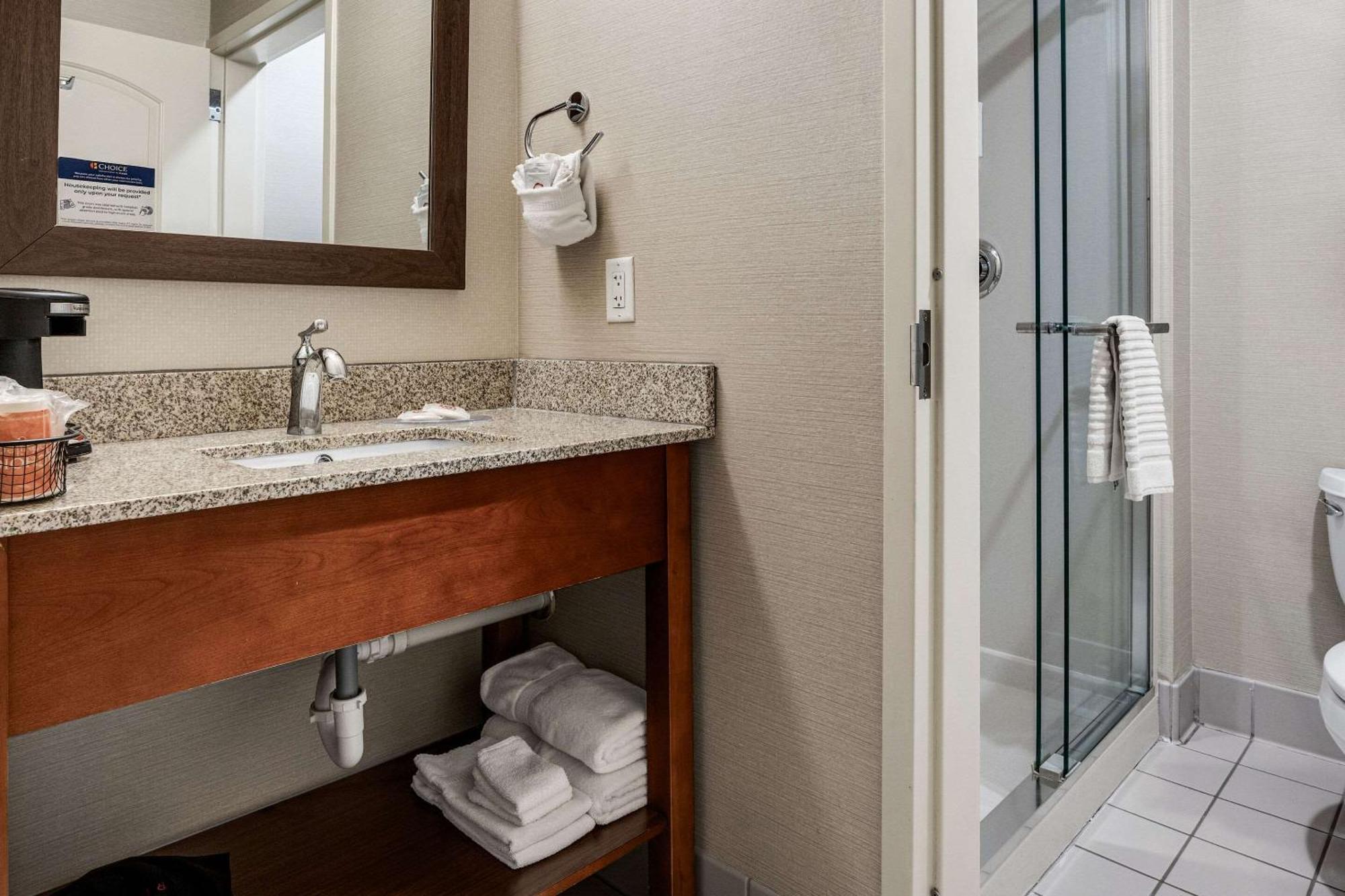 Comfort Inn & Suites Logan Near University Buitenkant foto